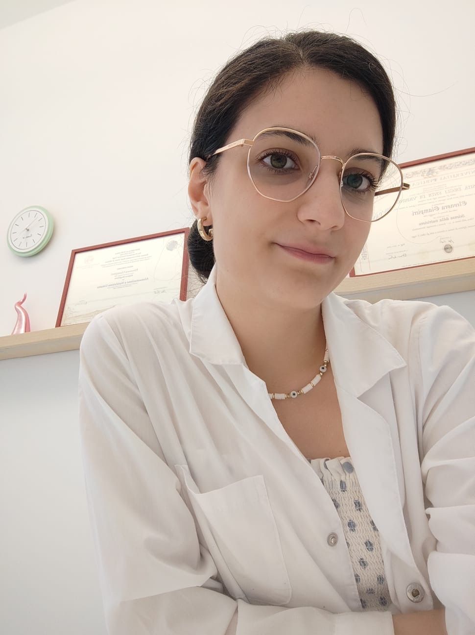 Dott.ssa Erika Montecchiani, biologa nutrizionista, indossa il camice bianco e sorride alla camera.