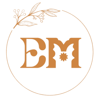 Logo della biologa nutrizionista EM, con iniziali stilizzate e decorazione botanica all’interno di un cerchio.